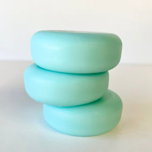 Minty Frostbite Conditioner Bar detail view by Farmhouse Lather