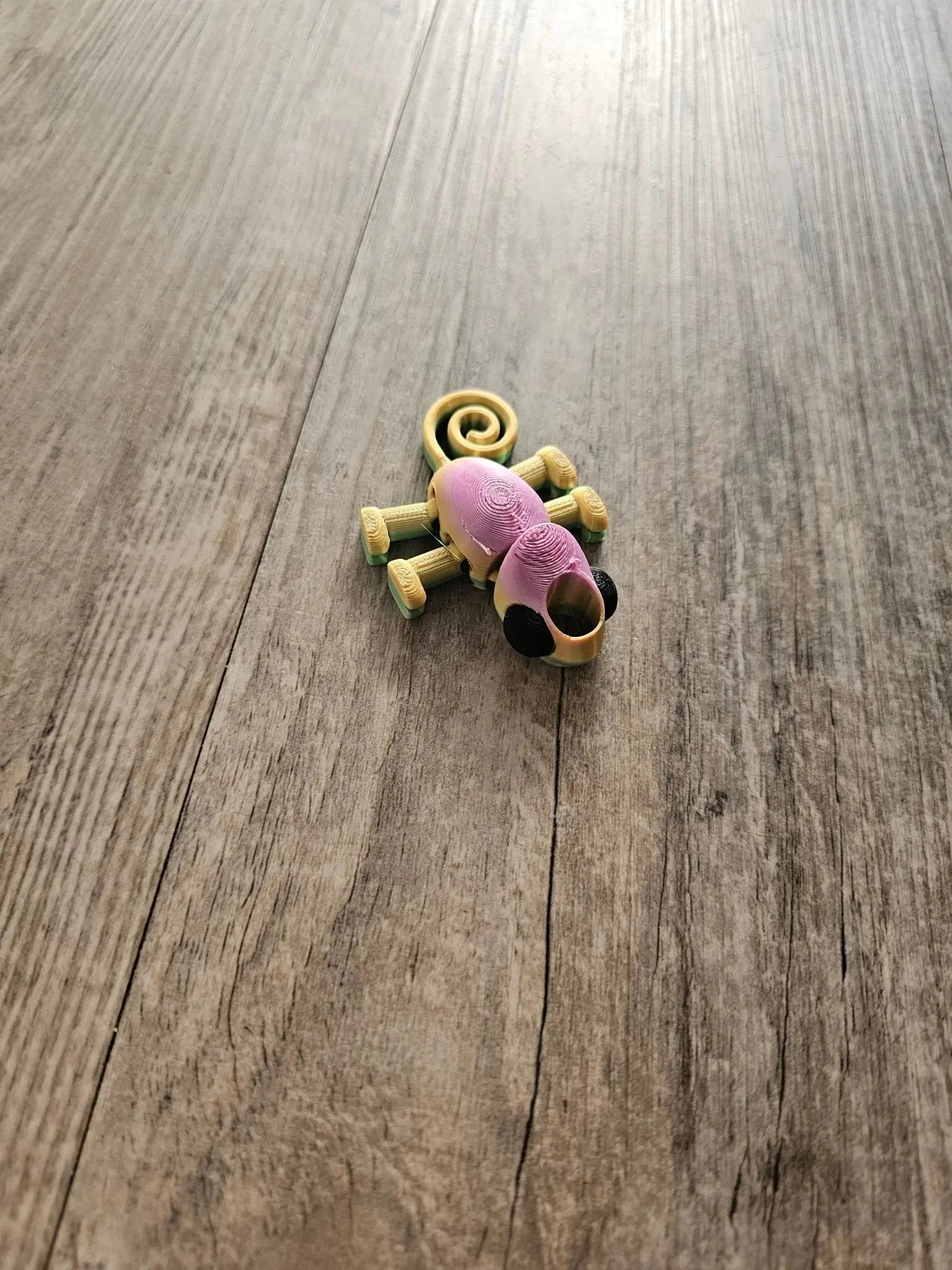 Curly-Tail Gecko Straw Topper by The Tween Space, straw holders main product photo