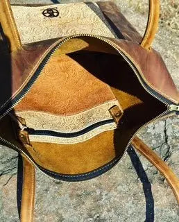Zippered Purse by Kw Leatherworks, handmade leather goods detail photo 2