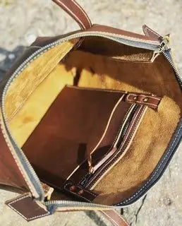 Zippered Purse by Kw Leatherworks, handmade leather goods detail photo 3