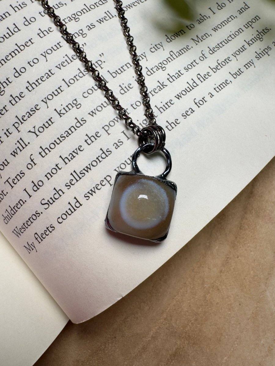 Agate Necklace detail view by Copper Ashes