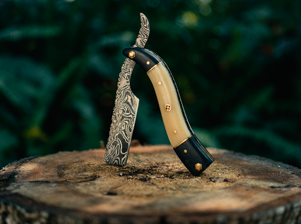 Handmade Damascus Steel Straight Folding Razor — Camel Bone & Buffalo Horn Handle