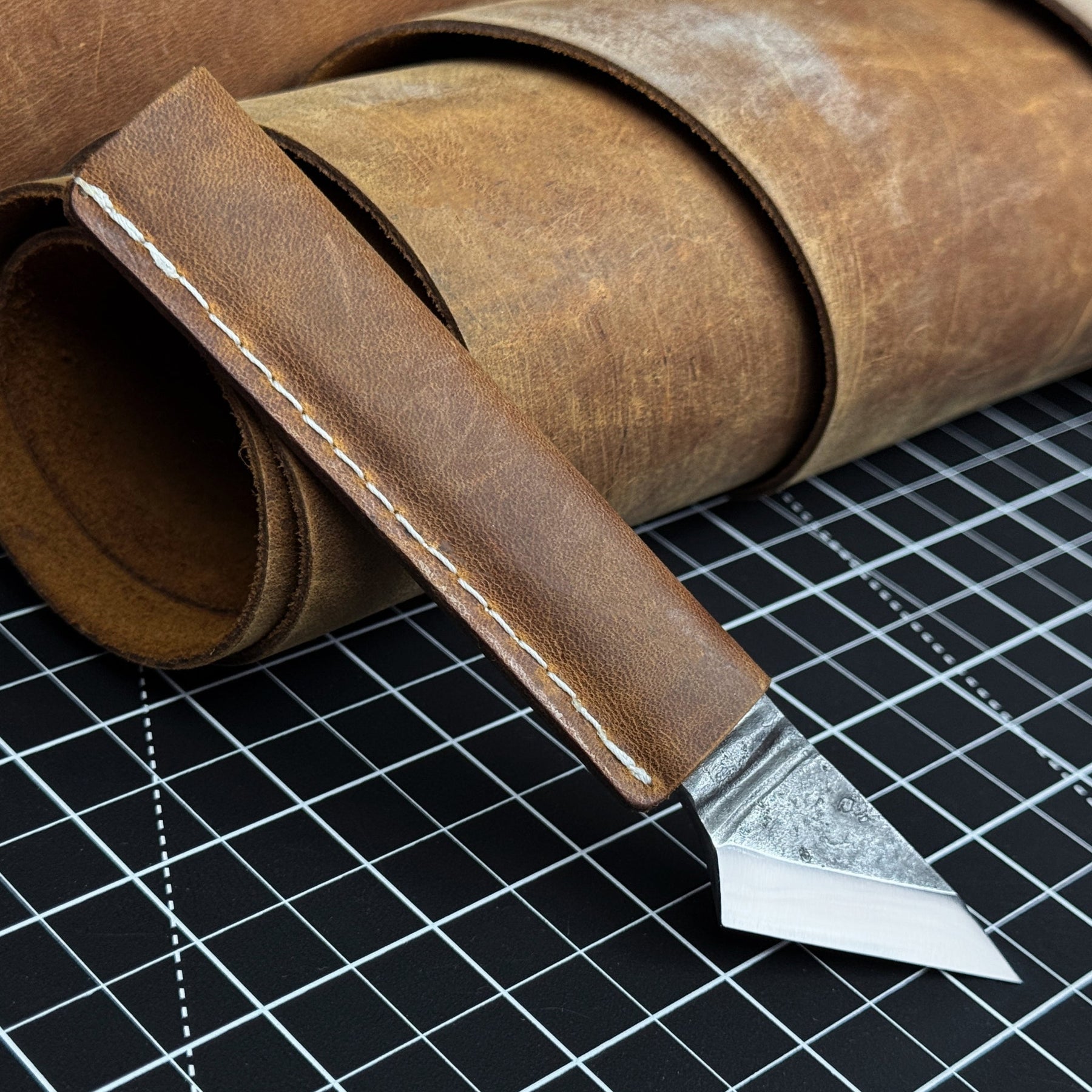 Single-Bevel Kiridashi Knife – Razor-Sharp Carbon Steel Blade with Leather Sheath